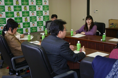 検討議題について話し合っている写真 検討議題について話し合っている写真