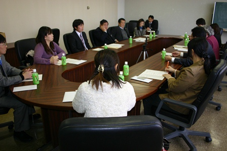 検討議題について議論している写真 検討議題について議論している写真
