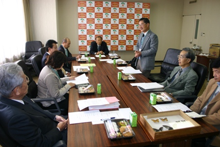 会長より会の紹介をしていただいた様子の写真 会長より会の紹介をしていただいた様子の写真
