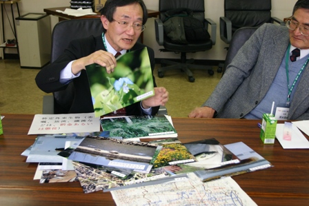 写真や資料も織り交ぜて説明している様子の写真 写真や資料も織り交ぜて説明している様子の写真