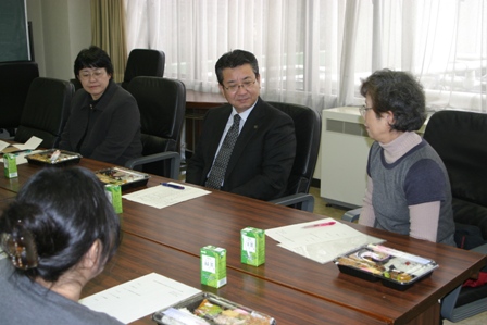 会長さんより会の紹介が行われてる様子の写真 会長さんより会の紹介が行われてる様子の写真
