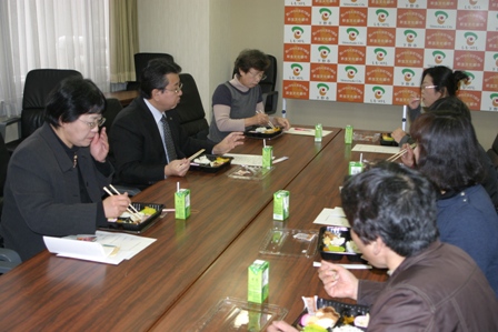 食事中も会話が弾む様子の写真1 食事中も会話が弾む様子の写真1