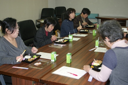食事中も会話が弾む様子の写真2 食事中も会話が弾む様子の写真2