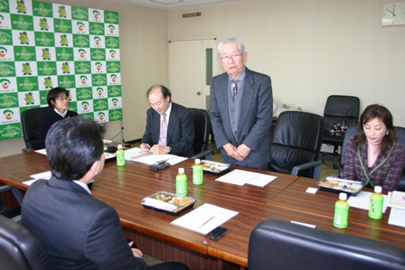 平成23年2月4日の環境問題を考える会での会長よりあいさつの様子の写真 平成23年2月4日の環境問題を考える会での会長よりあいさつの様子の写真