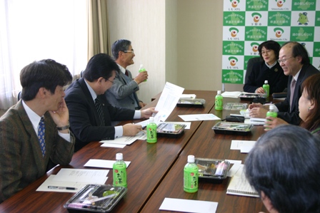 平成23年2月4日の環境問題を考える会での昼食をとりながら会話する様子の写真 平成23年2月4日の環境問題を考える会での昼食をとりながら会話する様子の写真