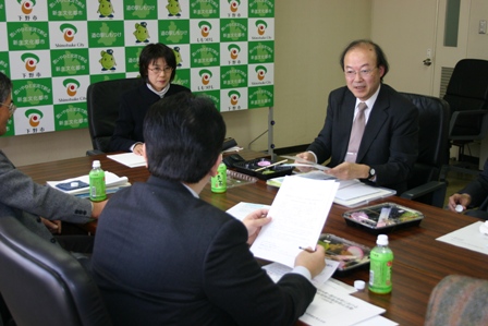 平成23年2月4日の環境問題を考える会で討議している様子の写真1 平成23年2月4日の環境問題を考える会で討議している様子の写真1
