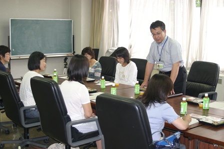 平成23年7月7日の障がい児・者の会での市長よりあいさつの様子の写真 平成23年7月7日の障がい児・者の会での市長よりあいさつの様子の写真