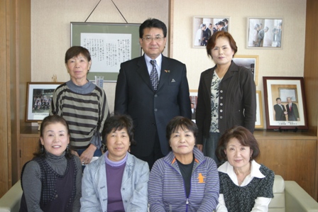 平成22年11月5日知人グループの皆様と市長の写真 平成22年11月5日知人グループの皆様と市長の写真