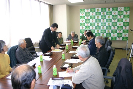 平成23年2月7日木を知ろう・森を知ろう会での市長よりあいさつの写真 平成23年2月7日木を知ろう・森を知ろう会での市長よりあいさつの写真