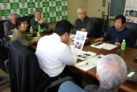 平成23年2月7日木を知ろう・森を知ろう会で諏訪山公園の現状の説明受ける様子の写真 平成23年2月7日木を知ろう・森を知ろう会で諏訪山公園の現状の説明受ける様子の写真