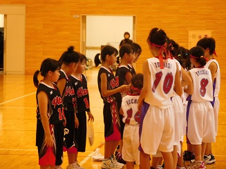 交流試合後のあいさつの写真 交流試合後のあいさつの写真