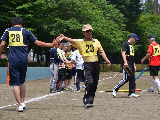 お疲れさまのハイタッチの写真 お疲れさまのハイタッチの写真