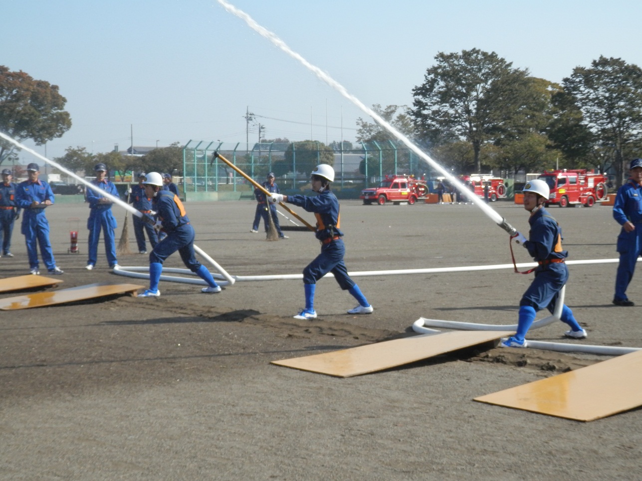 ポンプ操法競技をしている写真