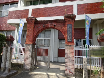 高松市立国分寺北部小学校の赤門の写真 高松市立国分寺北部小学校の赤門の写真