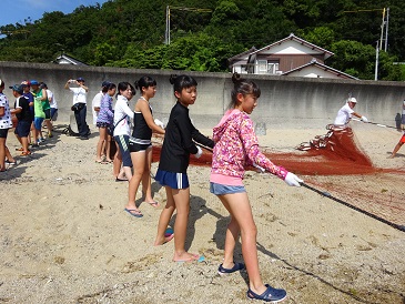 高松市国分寺町の児童と力を合わせて地引網の写真 高松市国分寺町の児童と力を合わせて地引網の写真