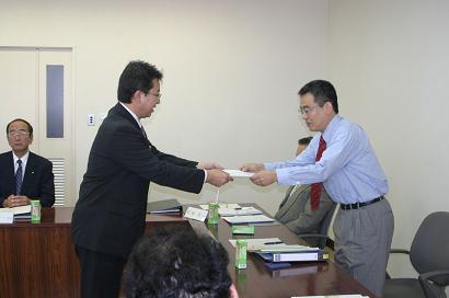 中村会長に諮問書を手渡す広瀬市長の写真