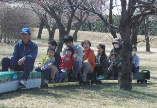 ミニ新幹線に乗っている子どもたちの写真 ミニ新幹線に乗っている子どもたちの写真