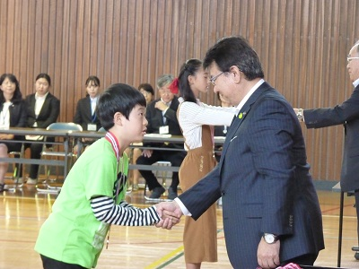 市長と握手