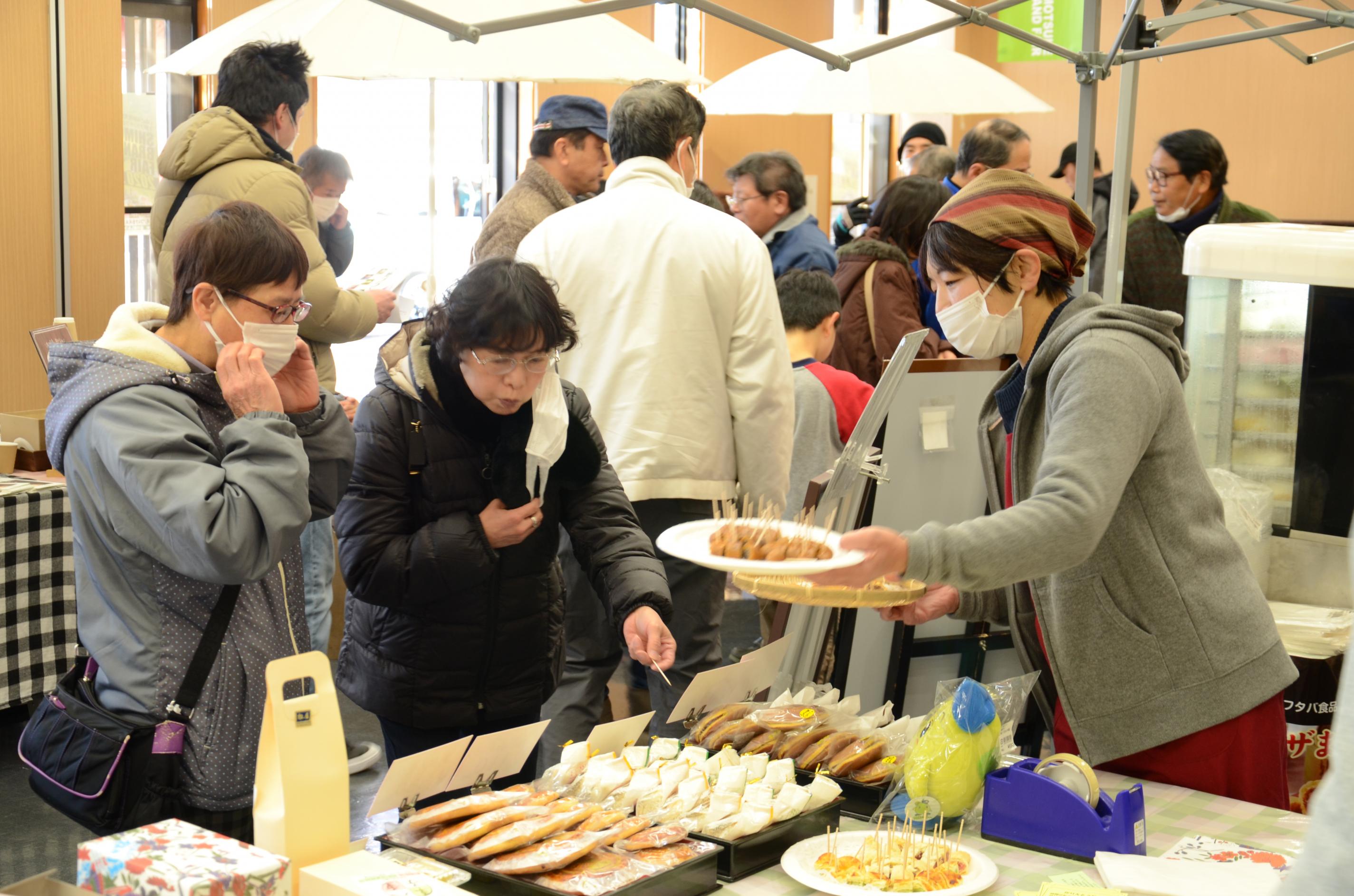 しもつけブランドフェアで試食する来場者 しもつけブランドフェアで試食する来場者