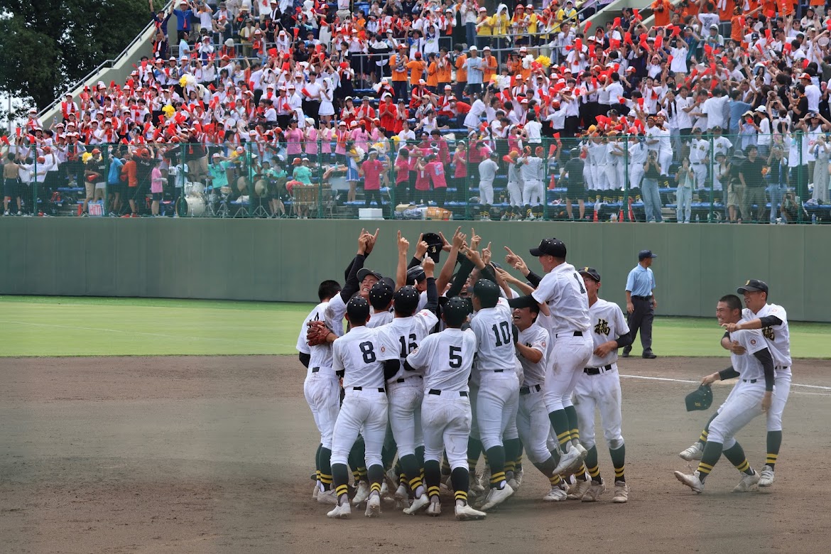 栃木県大会優勝を喜ぶ石橋高校野球部と観客