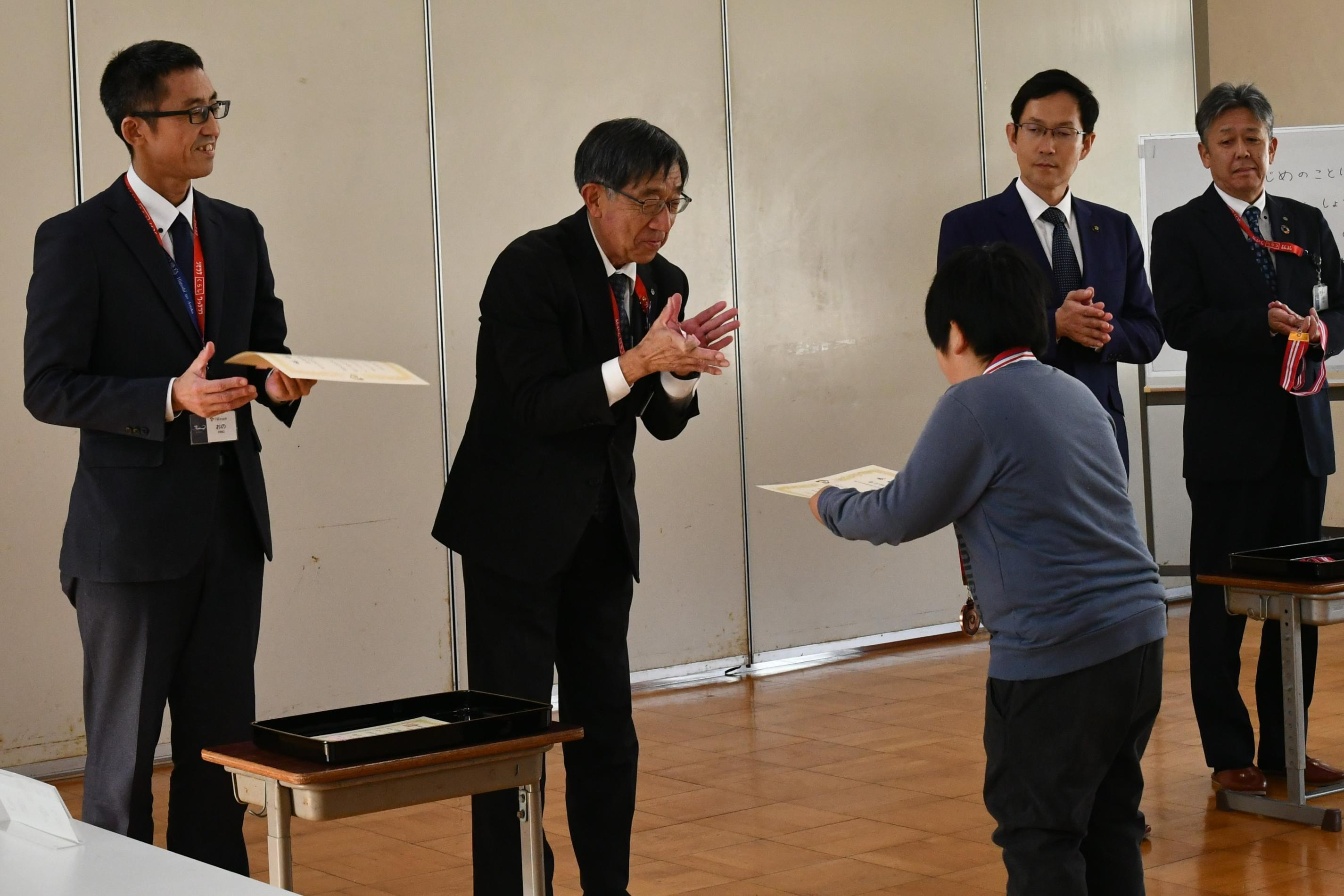 賞状を授与される児童の様子