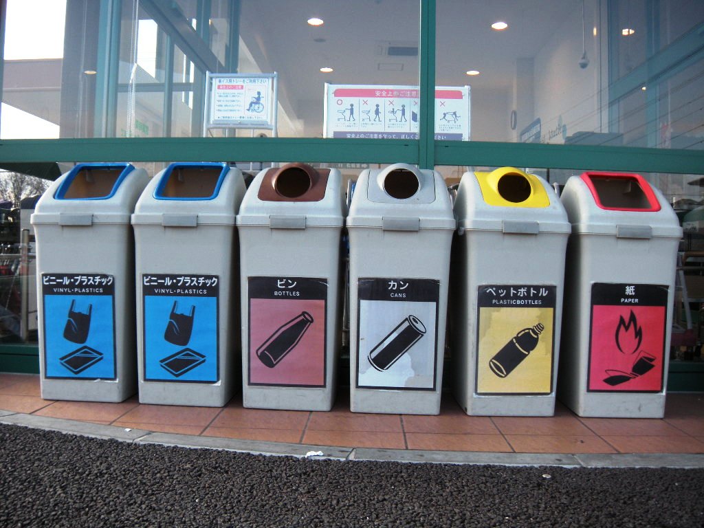 プライムマート自治医大店のリサイクルボックスの写真