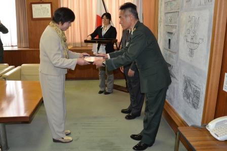 自衛隊栃木地方協力本部長より委嘱状が交付時の写真