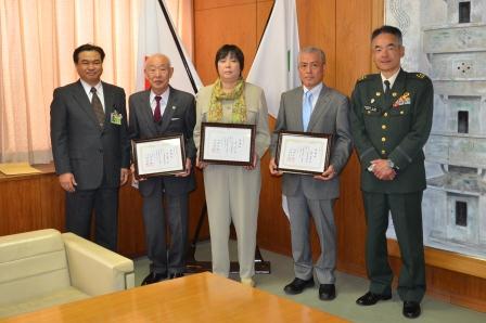 自衛隊募集相談員委嘱における、3名の相談員の写真 自衛隊募集相談員委嘱における、3名の相談員の写真