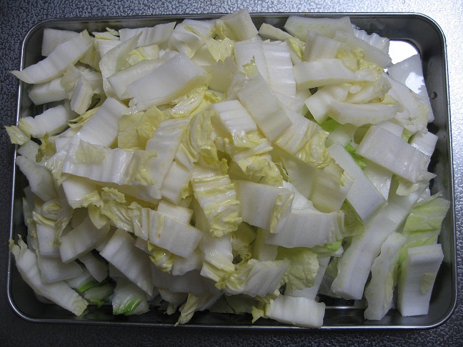 白菜を芯と葉に分け、芯を一口大に切った写真