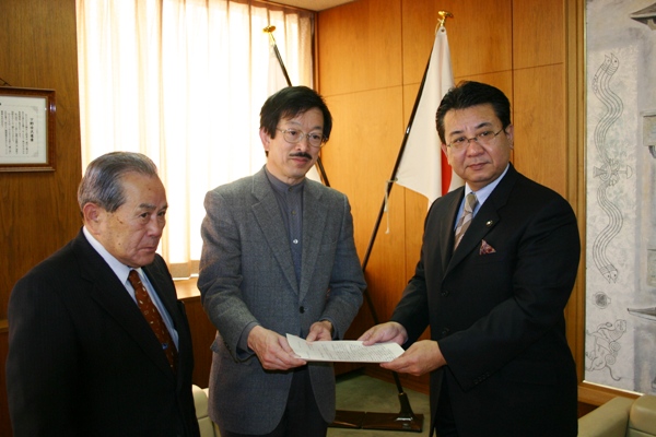 広瀬市長に答申書を手渡す三橋会長の写真