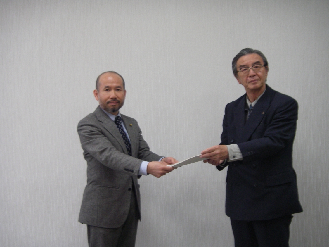 伊沢勝彦社会教育委員長から永山伸一教育委員長に対し答申書を提出する写真