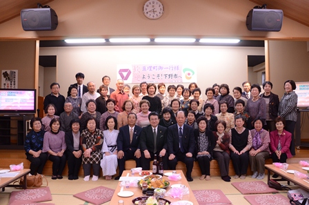 ゆうゆう館での交流会の集合写真 ゆうゆう館での交流会の集合写真