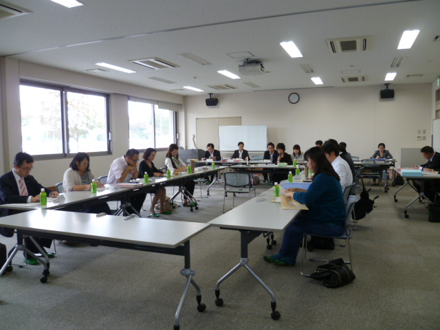 平成26年度第3回子ども・子育て会議の会議風景写真