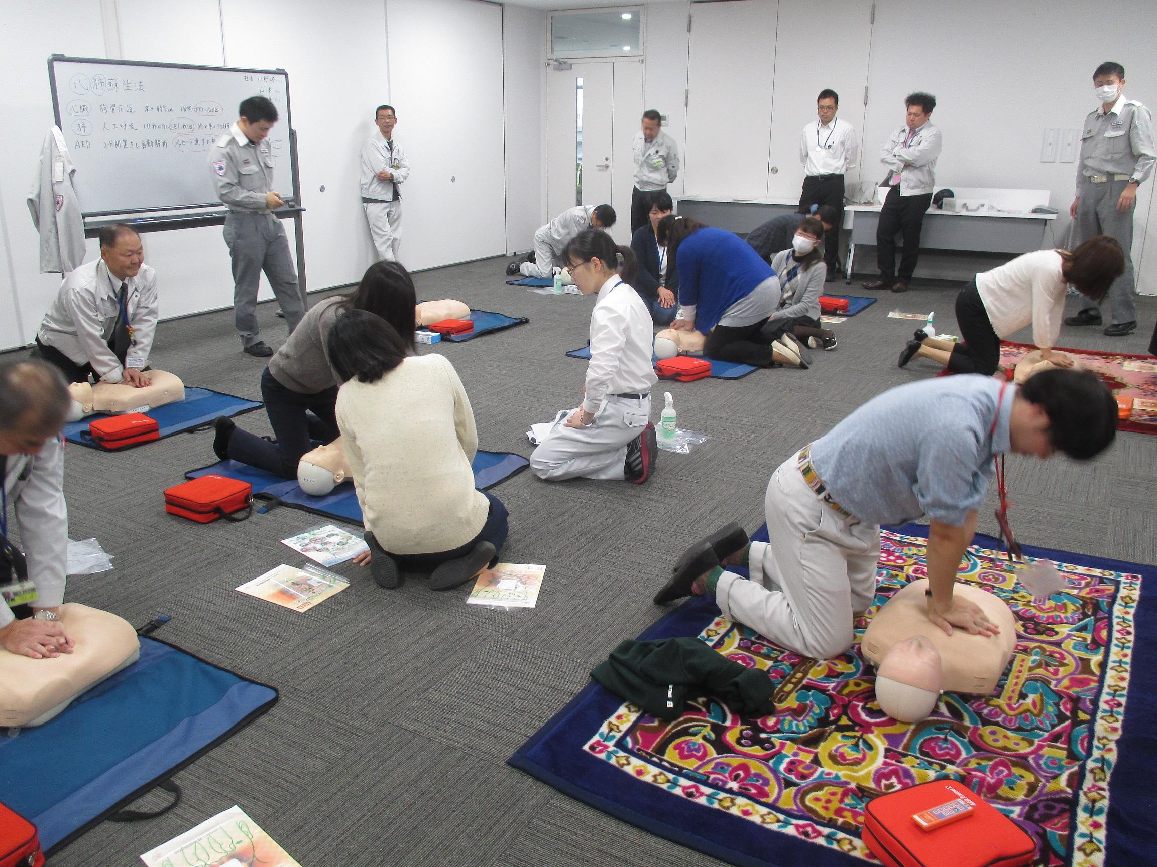 AED(自動体外式除細動器)操作等研修の様子の写真1 AED(自動体外式除細動器)操作等研修の様子の写真1