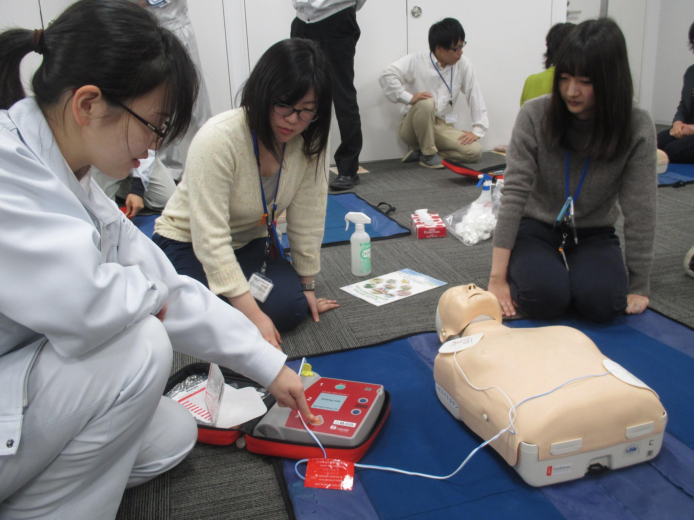 AED(自動体外式除細動器)操作等研修の様子の写真2 AED(自動体外式除細動器)操作等研修の様子の写真2