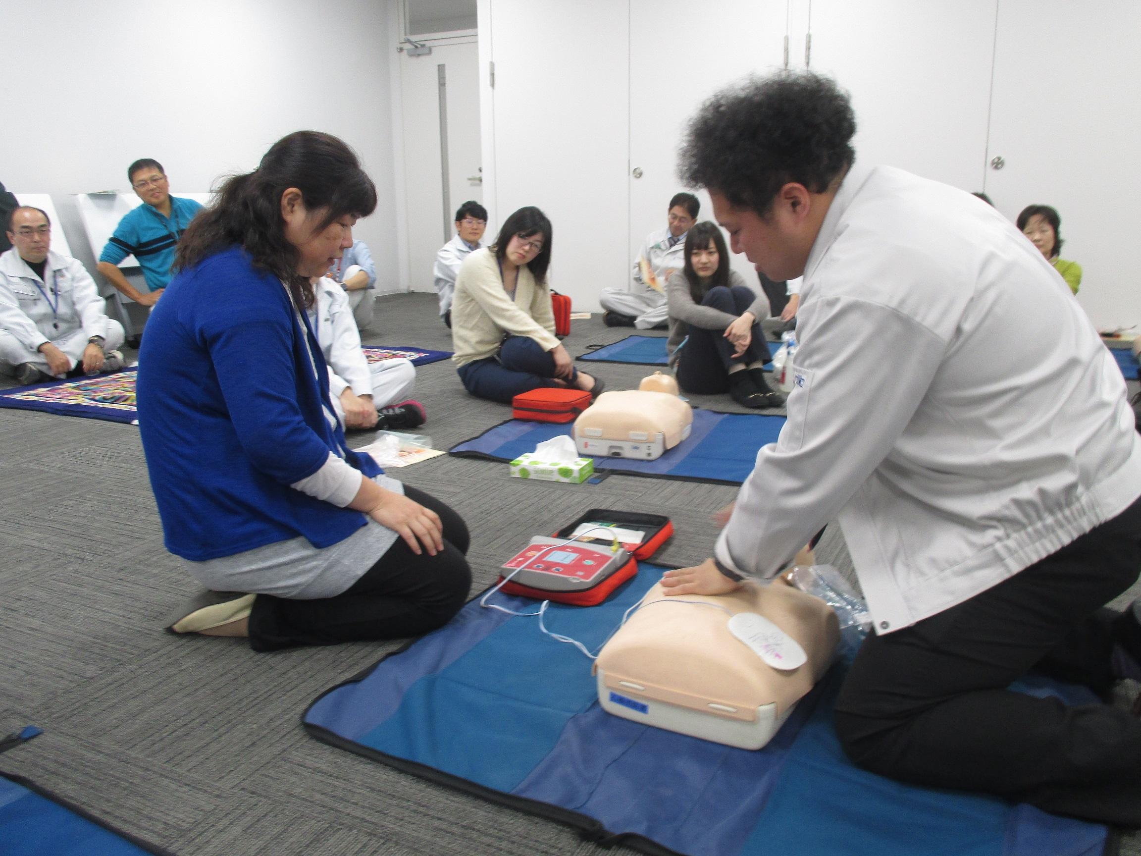 AED(自動体外式除細動器)操作等研修の様子の写真3 AED(自動体外式除細動器)操作等研修の様子の写真3