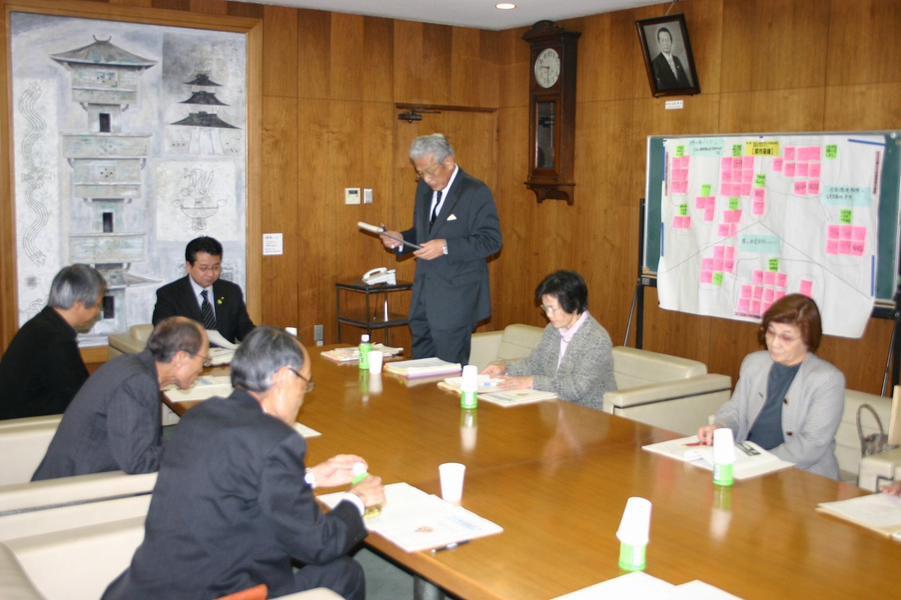 意見書の説明をする鈴井職務代理の写真