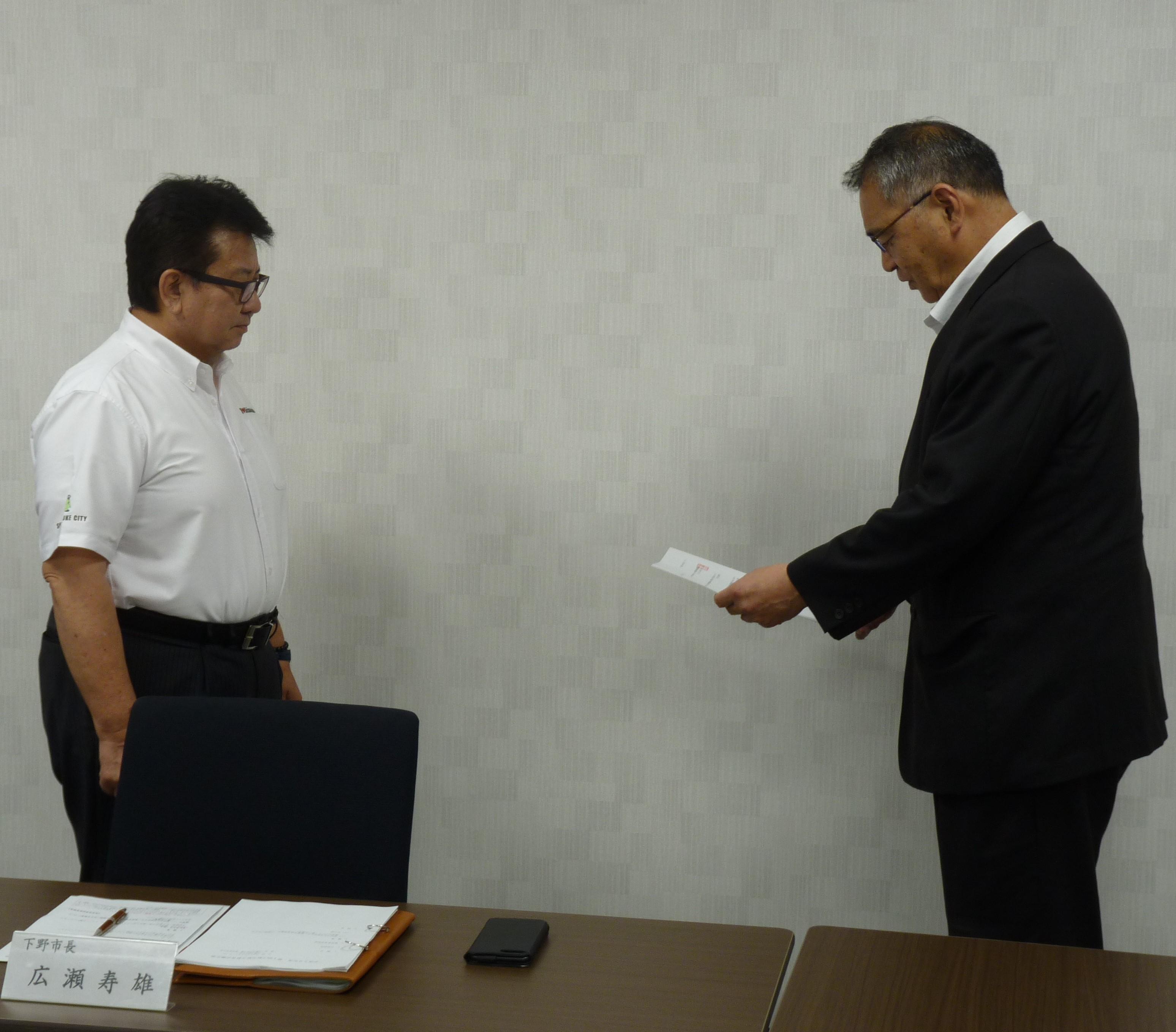石嶋会長より広瀬市長へ第二次提言書が渡される様子