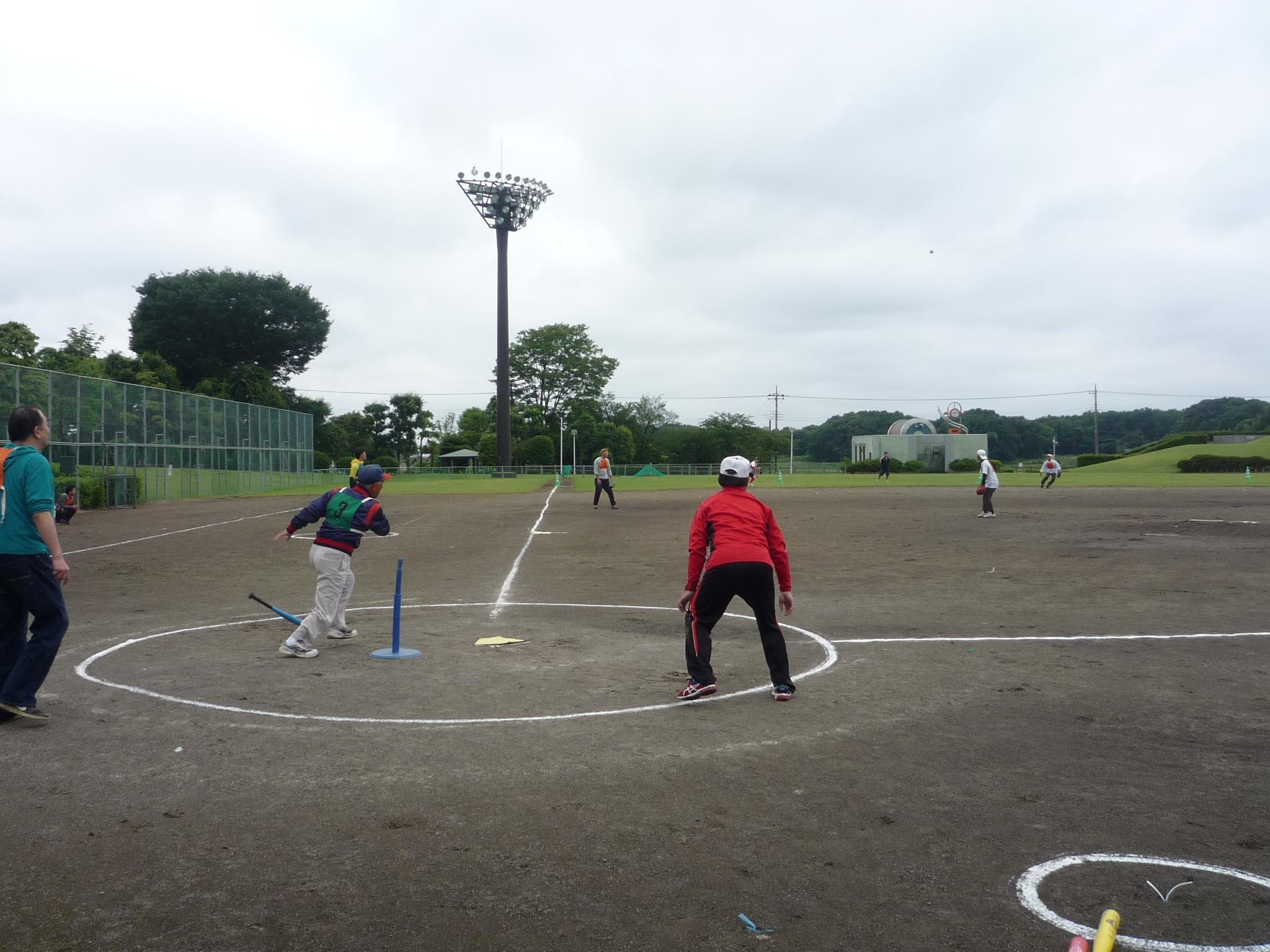 打ち上げられたボールを見る選手たちティーボールを行う様子 打ち上げられたボールを見る選手たちティーボールを行う様子