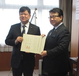 認定式の記念写真（左から国土交通大臣政務官と広瀬市長）