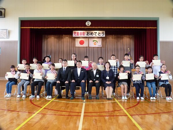 賞状を掲げて記念撮影