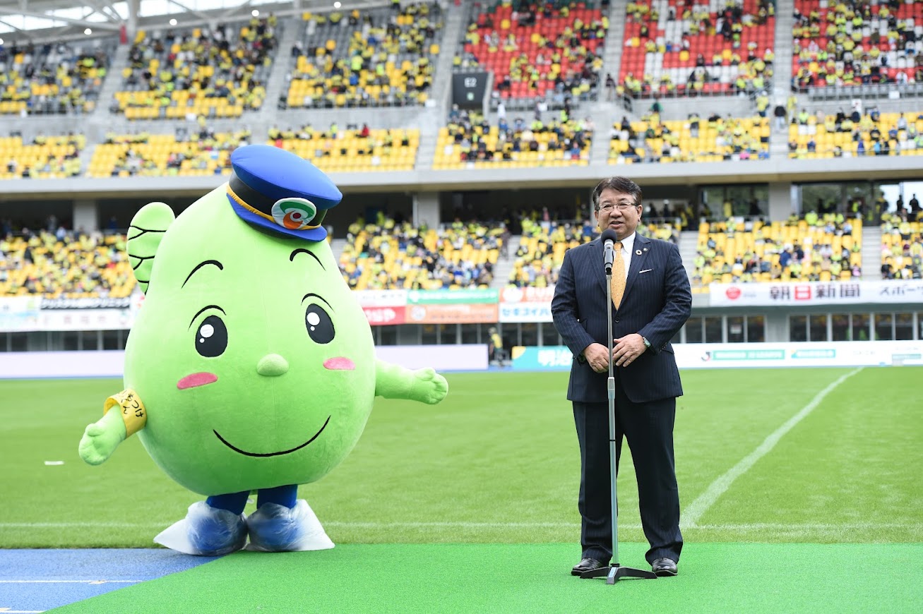 試合前の挨拶をする市長