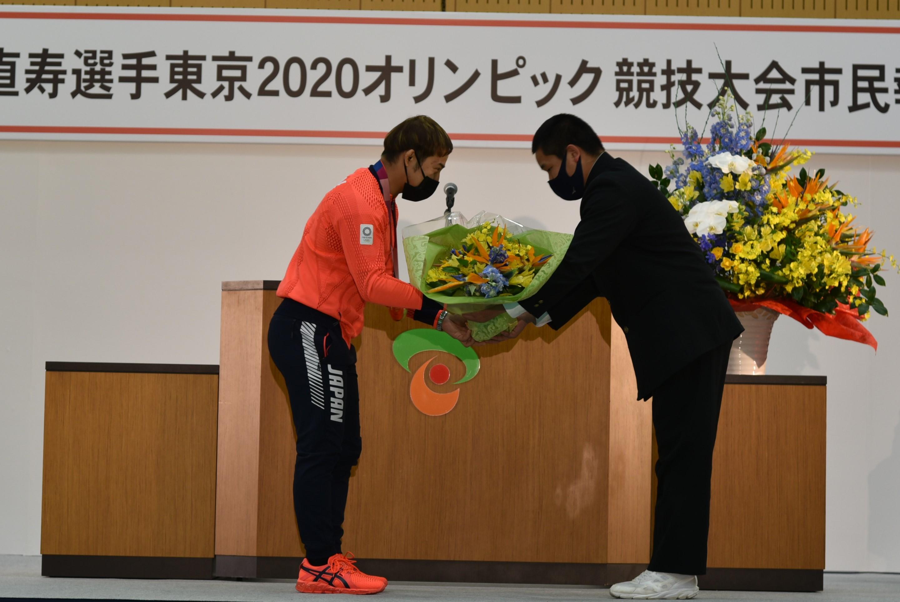 市民報告会での花束贈呈