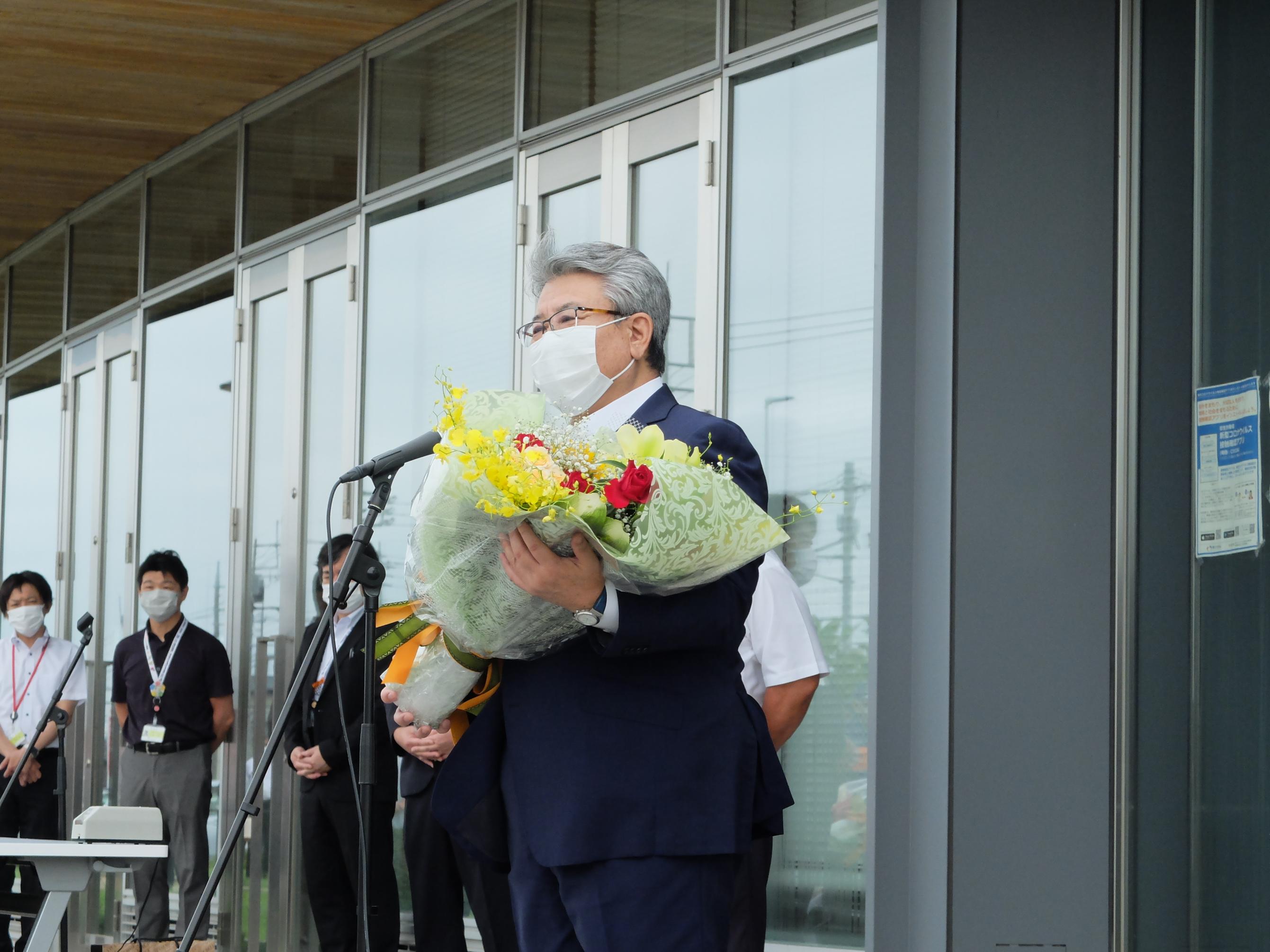 庁舎メインエントランスで挨拶をする広瀬前市長