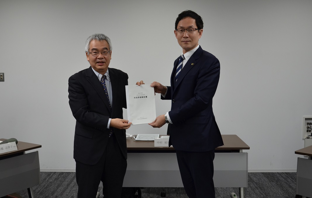 報告書が中村会長(左)から坂村市長(右)へ手渡されました 報告書が中村会長(左)から坂村市長(右)へ手渡されました
