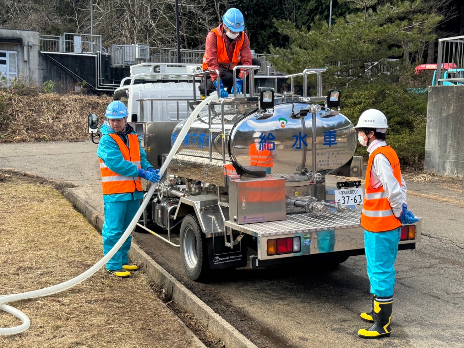 18日輪島市門前町地原浄水場での給水車への充水作業