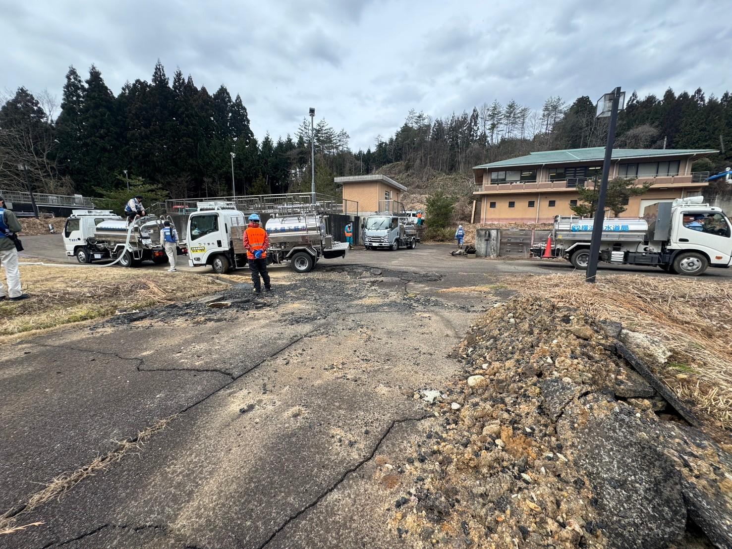 19日輪島市門前町の地原浄水場での給水車充水作業1