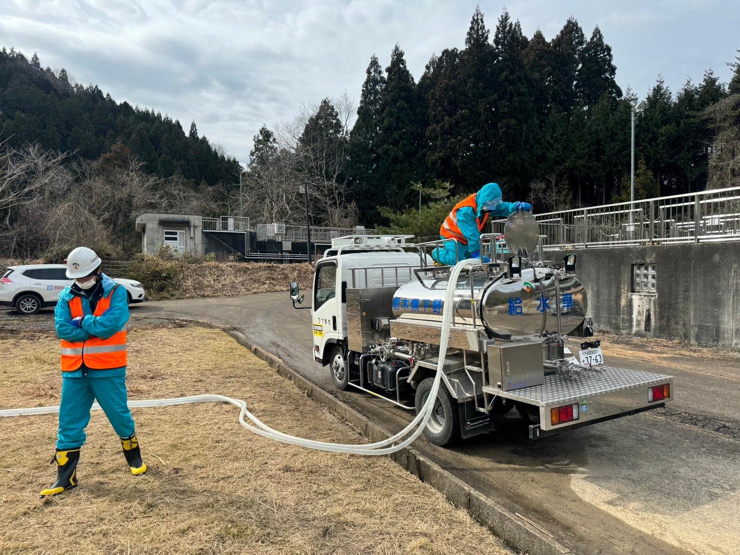 19日輪島市門前町の地原浄水場での給水車充水作業2