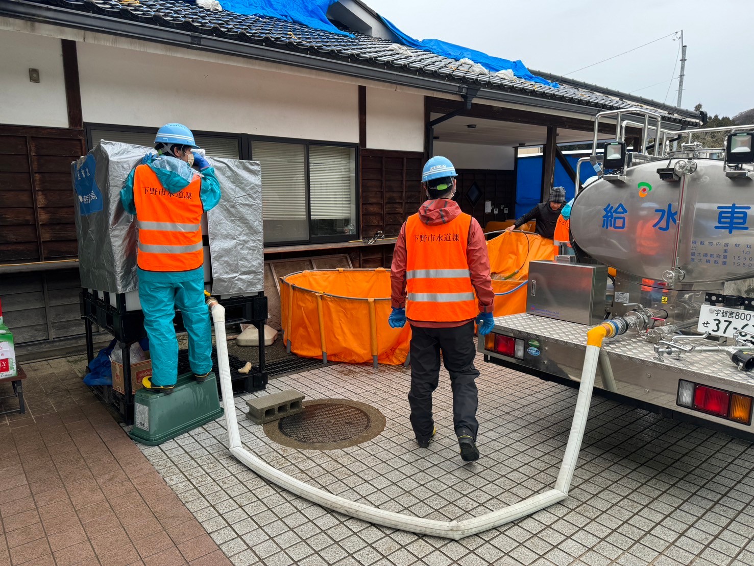 19日輪島市門前町の浦上公民館での給水作業1