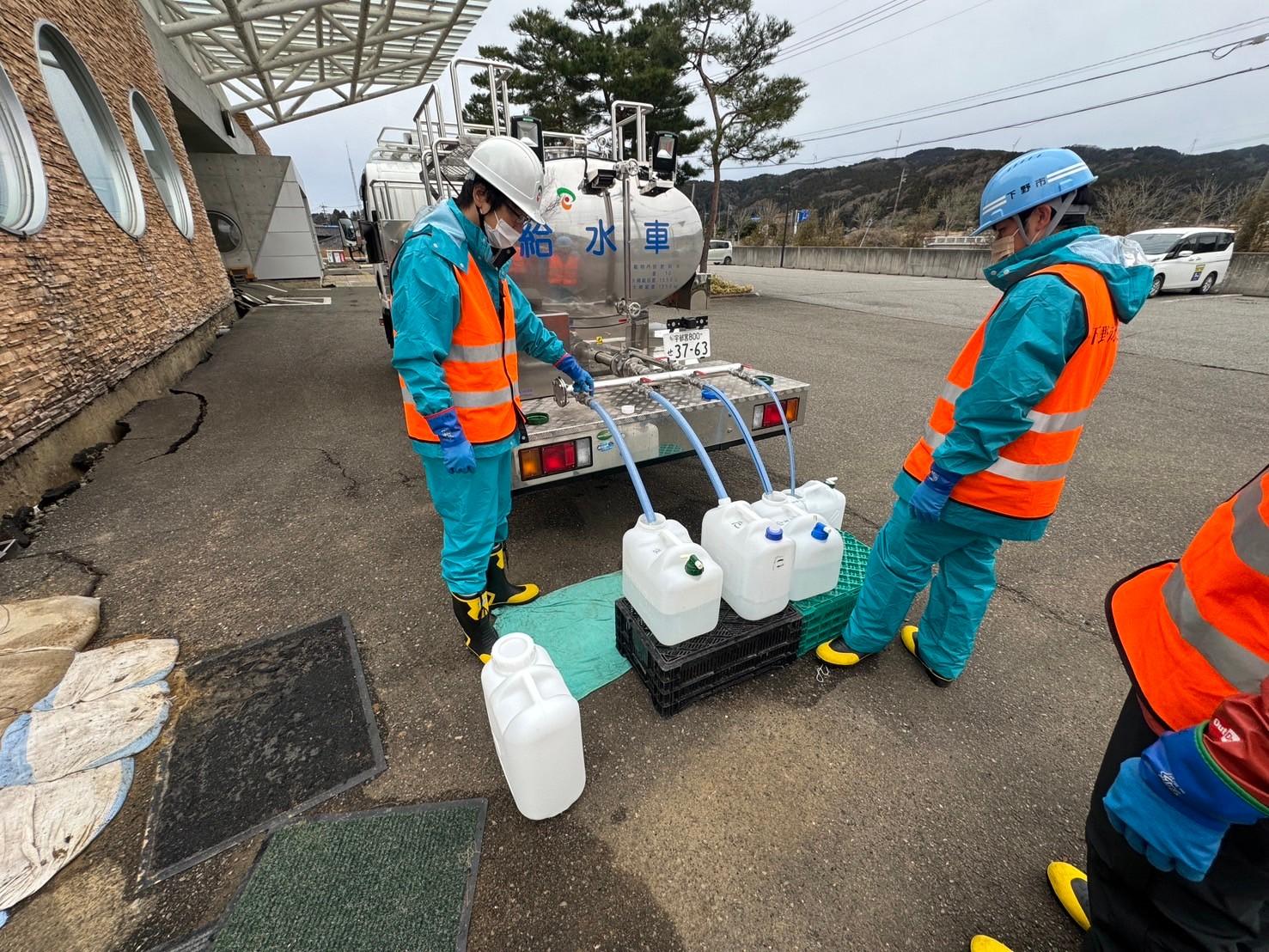 19日輪島市門前町の特別養護老人ホームゆきわりそうでの給水作業2